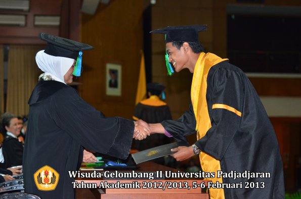 wisuda-unpad-gel-ii-ta-2012_2013-fakultas-perikanan-dan-ilmu-kelautan-oleh-dekan-043