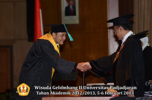 wisuda-unpad-gel-ii-ta-2012_2013-fakultas-perikanan-dan-ilmu-kelautan-oleh-rektor-047