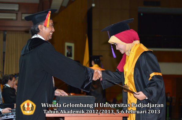 wisuda-unpad-gel-ii-ta-2012_2013-fakultas-psikologi-oleh-dekan-003