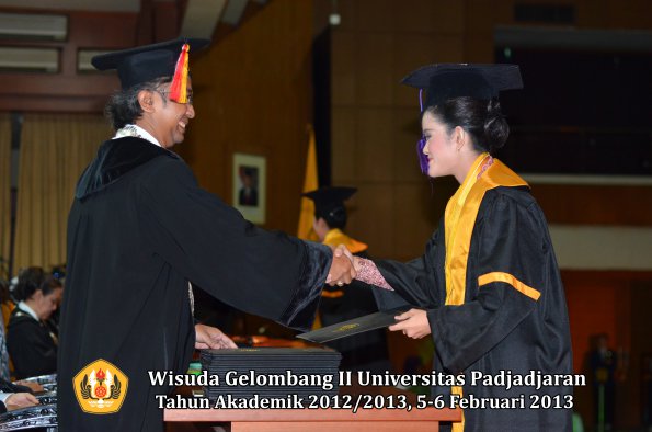 wisuda-unpad-gel-ii-ta-2012_2013-fakultas-psikologi-oleh-dekan-005