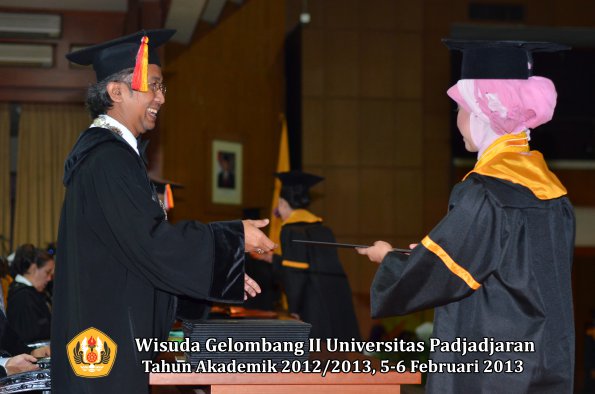 wisuda-unpad-gel-ii-ta-2012_2013-fakultas-psikologi-oleh-dekan-006