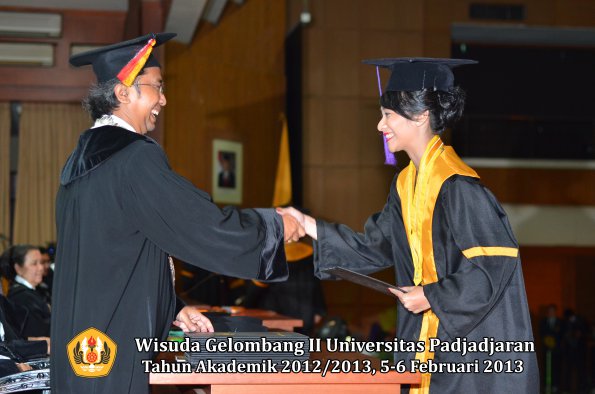 wisuda-unpad-gel-ii-ta-2012_2013-fakultas-psikologi-oleh-dekan-014