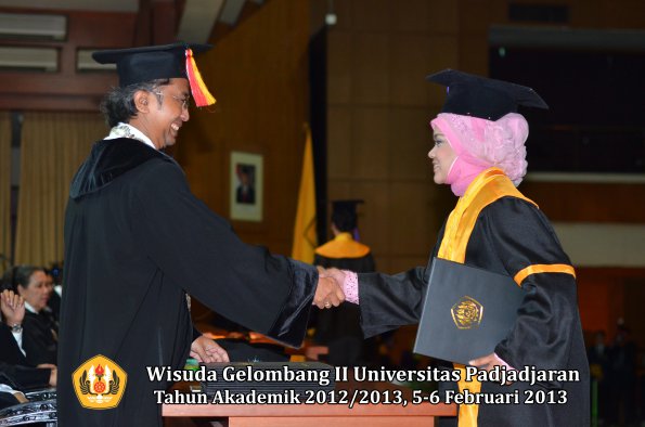 wisuda-unpad-gel-ii-ta-2012_2013-fakultas-psikologi-oleh-dekan-015