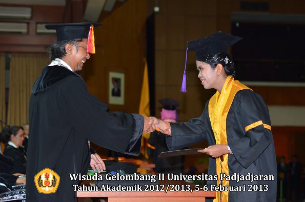 wisuda-unpad-gel-ii-ta-2012_2013-fakultas-psikologi-oleh-dekan-018