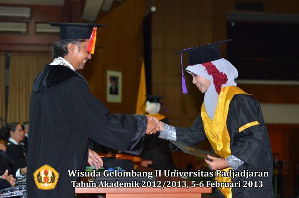 wisuda-unpad-gel-ii-ta-2012_2013-fakultas-psikologi-oleh-dekan-020