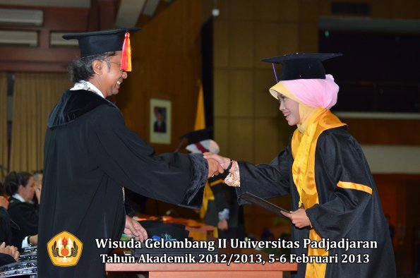 wisuda-unpad-gel-ii-ta-2012_2013-fakultas-psikologi-oleh-dekan-021