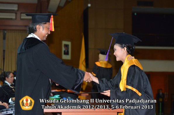 wisuda-unpad-gel-ii-ta-2012_2013-fakultas-psikologi-oleh-dekan-024