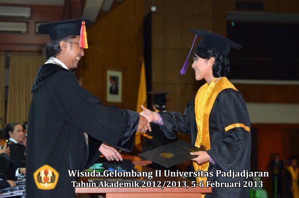 wisuda-unpad-gel-ii-ta-2012_2013-fakultas-psikologi-oleh-dekan-029