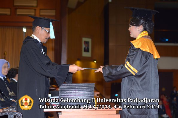 wisuda-unpad-gel-ii-ta-2013_2014-fakultas-ilmu-budaya-oleh-dekan-001