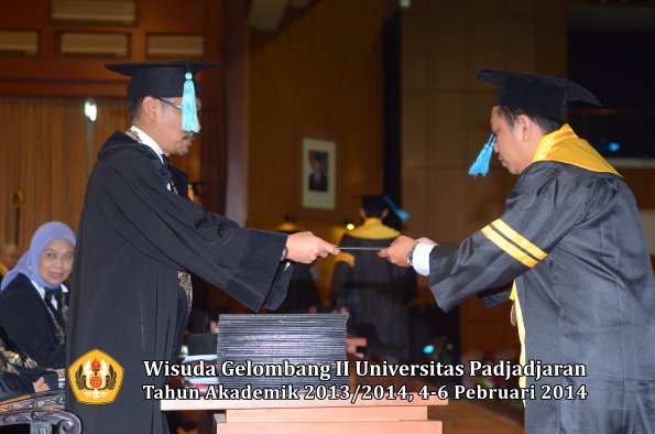 wisuda-unpad-gel-ii-ta-2013_2014-fakultas-ilmu-budaya-oleh-dekan-005