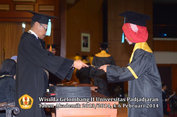 wisuda-unpad-gel-ii-ta-2013_2014-fakultas-ilmu-budaya-oleh-dekan-022