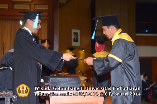 wisuda-unpad-gel-ii-ta-2013_2014-fakultas-ilmu-budaya-oleh-dekan-023