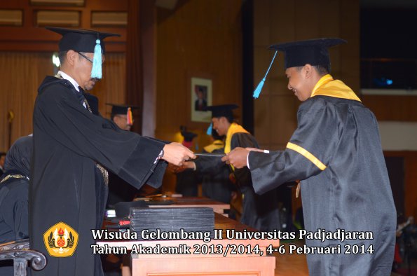 wisuda-unpad-gel-ii-ta-2013_2014-fakultas-ilmu-budaya-oleh-dekan-025