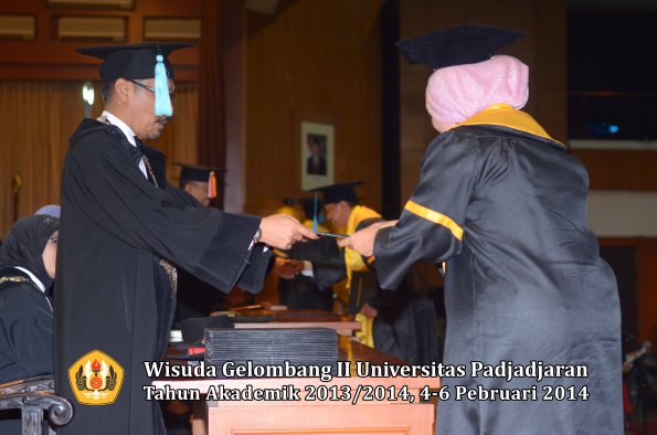 wisuda-unpad-gel-ii-ta-2013_2014-fakultas-ilmu-budaya-oleh-dekan-026