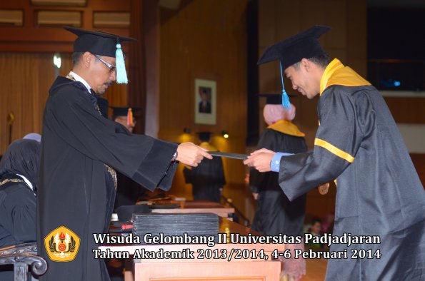 wisuda-unpad-gel-ii-ta-2013_2014-fakultas-ilmu-budaya-oleh-dekan-027