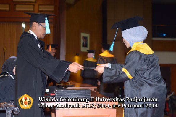 wisuda-unpad-gel-ii-ta-2013_2014-fakultas-ilmu-budaya-oleh-dekan-028