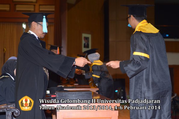 wisuda-unpad-gel-ii-ta-2013_2014-fakultas-ilmu-budaya-oleh-dekan-029