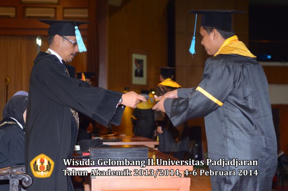 wisuda-unpad-gel-ii-ta-2013_2014-fakultas-ilmu-budaya-oleh-dekan-030