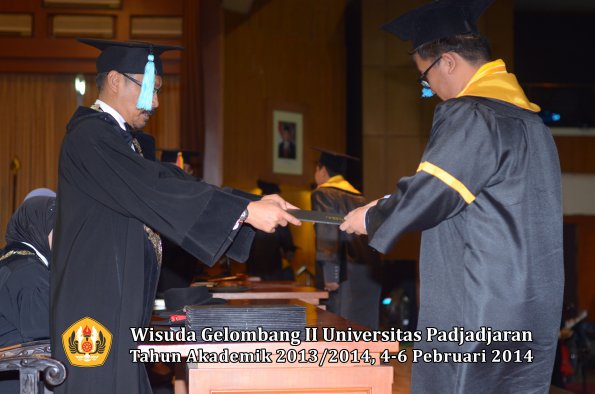 wisuda-unpad-gel-ii-ta-2013_2014-fakultas-ilmu-budaya-oleh-dekan-031