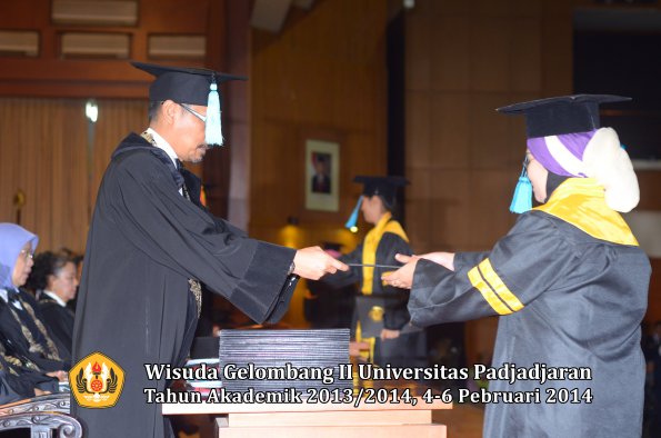 wisuda-unpad-gel-ii-ta-2013_2014-fakultas-ilmu-budaya-oleh-dekan-032