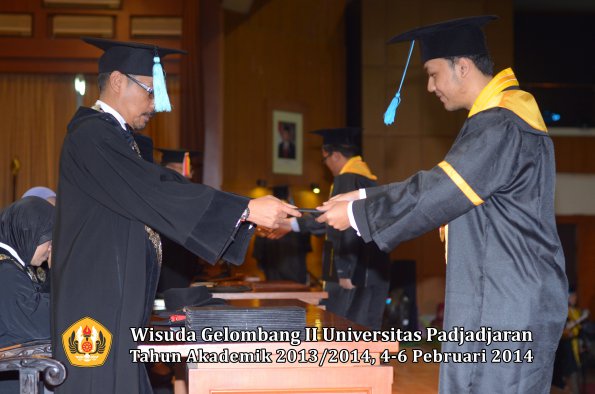 wisuda-unpad-gel-ii-ta-2013_2014-fakultas-ilmu-budaya-oleh-dekan-033