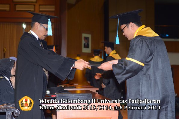 wisuda-unpad-gel-ii-ta-2013_2014-fakultas-ilmu-budaya-oleh-dekan-034