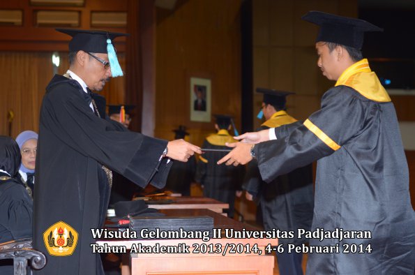 wisuda-unpad-gel-ii-ta-2013_2014-fakultas-ilmu-budaya-oleh-dekan-035