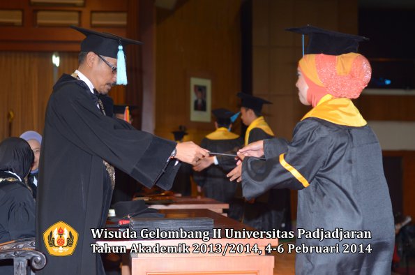 wisuda-unpad-gel-ii-ta-2013_2014-fakultas-ilmu-budaya-oleh-dekan-036