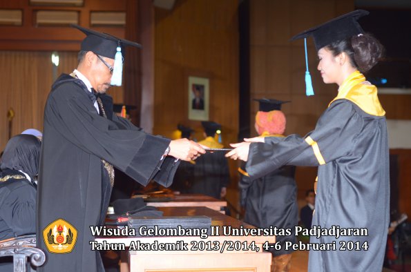 wisuda-unpad-gel-ii-ta-2013_2014-fakultas-ilmu-budaya-oleh-dekan-037