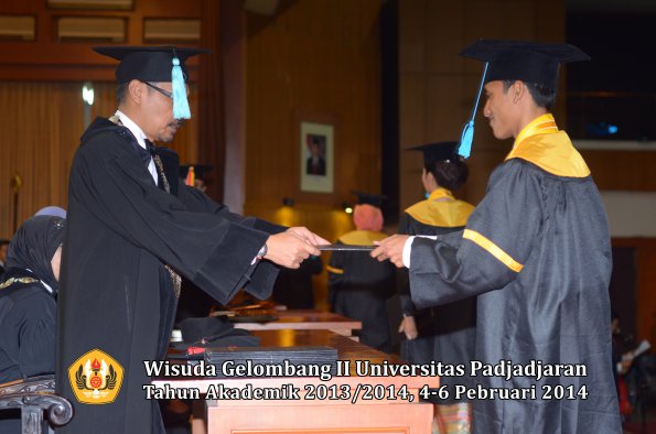 wisuda-unpad-gel-ii-ta-2013_2014-fakultas-ilmu-budaya-oleh-dekan-038