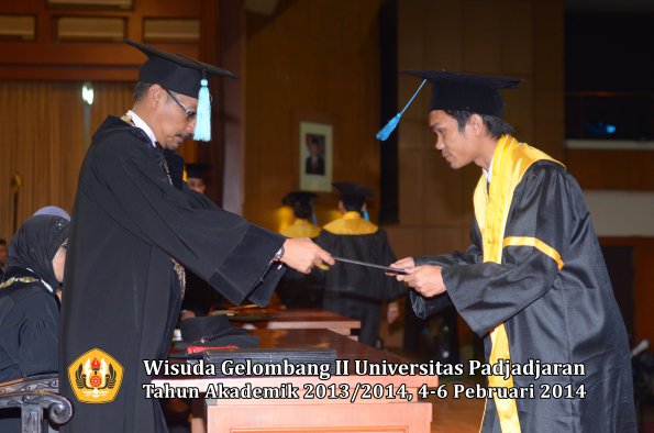 wisuda-unpad-gel-ii-ta-2013_2014-fakultas-ilmu-budaya-oleh-dekan-039