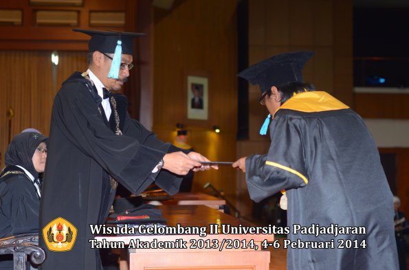 wisuda-unpad-gel-ii-ta-2013_2014-fakultas-ilmu-budaya-oleh-dekan-049