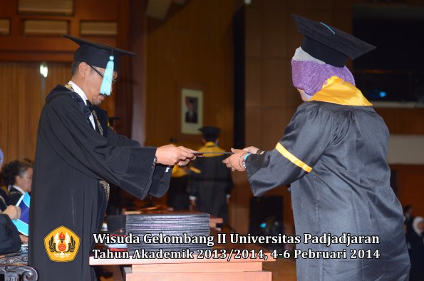 wisuda-unpad-gel-ii-ta-2013_2014-fakultas-ilmu-budaya-oleh-dekan-052