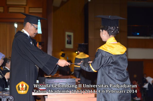 wisuda-unpad-gel-ii-ta-2013_2014-fakultas-ilmu-budaya-oleh-dekan-056