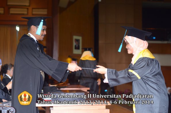 wisuda-unpad-gel-ii-ta-2013_2014-fakultas-ilmu-budaya-oleh-dekan-066