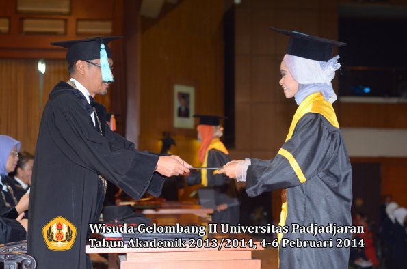 wisuda-unpad-gel-ii-ta-2013_2014-fakultas-ilmu-budaya-oleh-dekan-071