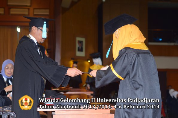 wisuda-unpad-gel-ii-ta-2013_2014-fakultas-ilmu-budaya-oleh-dekan-072