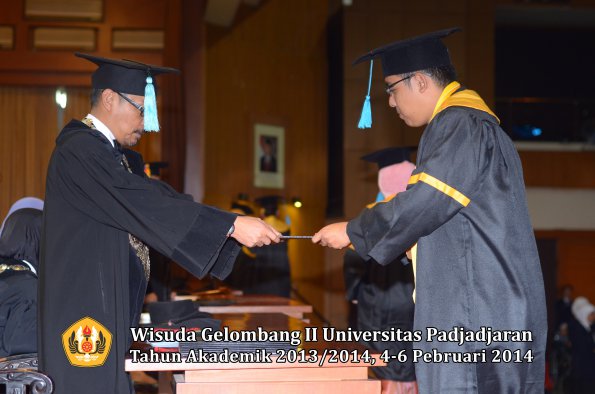 wisuda-unpad-gel-ii-ta-2013_2014-fakultas-ilmu-budaya-oleh-dekan-075