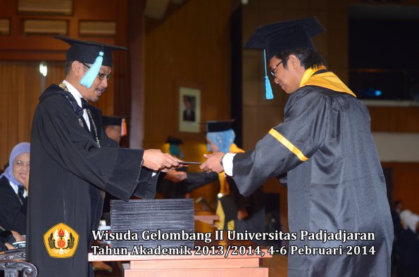 wisuda-unpad-gel-ii-ta-2013_2014-fakultas-ilmu-budaya-oleh-dekan-088