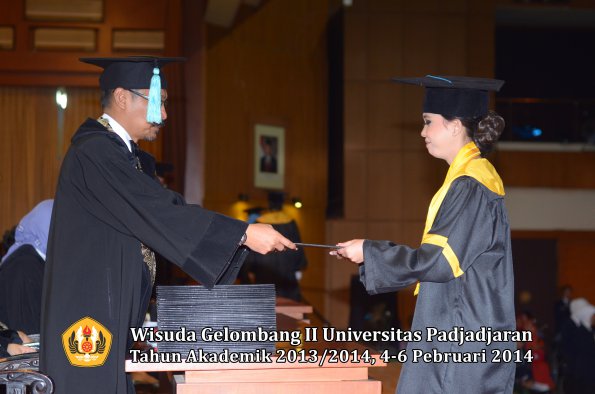 wisuda-unpad-gel-ii-ta-2013_2014-fakultas-ilmu-budaya-oleh-dekan-089