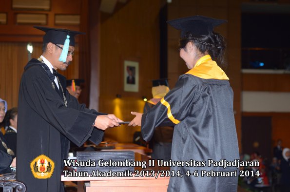 wisuda-unpad-gel-ii-ta-2013_2014-fakultas-ilmu-budaya-oleh-dekan-104