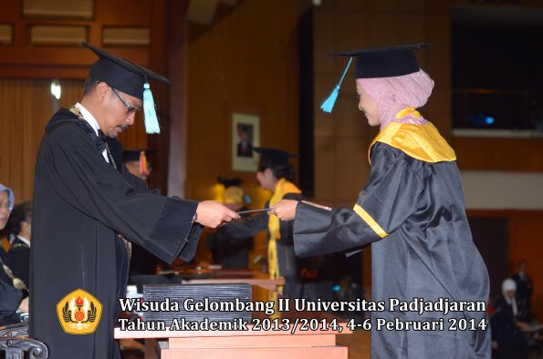 wisuda-unpad-gel-ii-ta-2013_2014-fakultas-ilmu-budaya-oleh-dekan-105