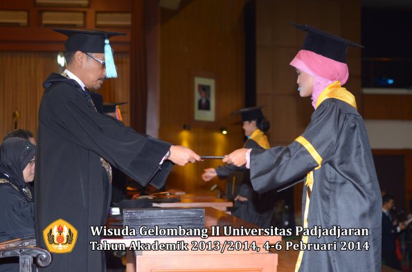 wisuda-unpad-gel-ii-ta-2013_2014-fakultas-ilmu-budaya-oleh-dekan-107