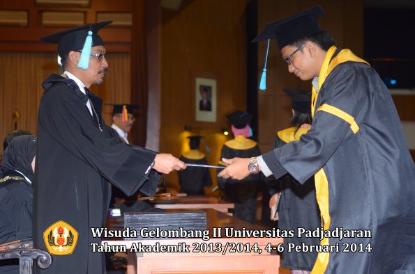 wisuda-unpad-gel-ii-ta-2013_2014-fakultas-ilmu-budaya-oleh-dekan-109