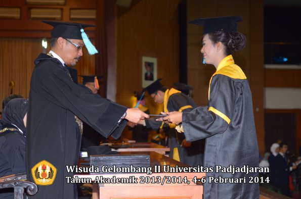 wisuda-unpad-gel-ii-ta-2013_2014-fakultas-ilmu-budaya-oleh-dekan-110