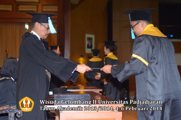 wisuda-unpad-gel-ii-ta-2013_2014-fakultas-ilmu-budaya-oleh-dekan-111