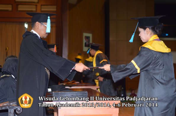 wisuda-unpad-gel-ii-ta-2013_2014-fakultas-ilmu-budaya-oleh-dekan-112