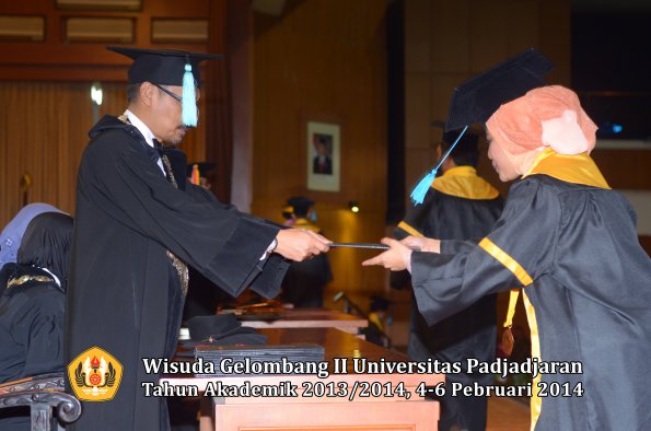 wisuda-unpad-gel-ii-ta-2013_2014-fakultas-ilmu-budaya-oleh-dekan-116