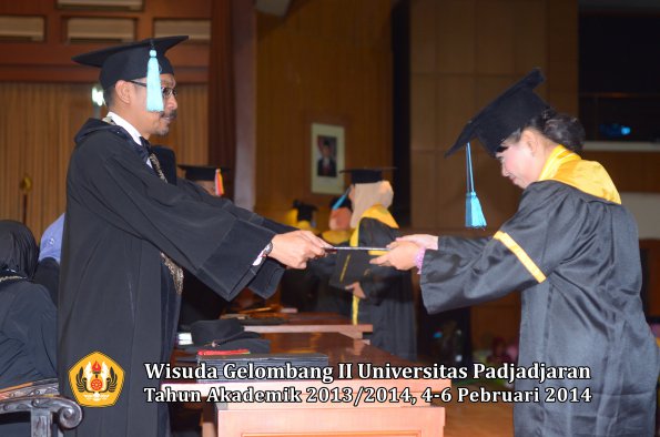 wisuda-unpad-gel-ii-ta-2013_2014-fakultas-ilmu-budaya-oleh-dekan-118