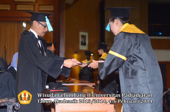 wisuda-unpad-gel-ii-ta-2013_2014-fakultas-ilmu-budaya-oleh-dekan-121